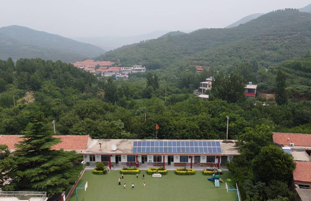 张继峰任教30年,来东房小学工作已18年中午不回家,张继峰就在学校的