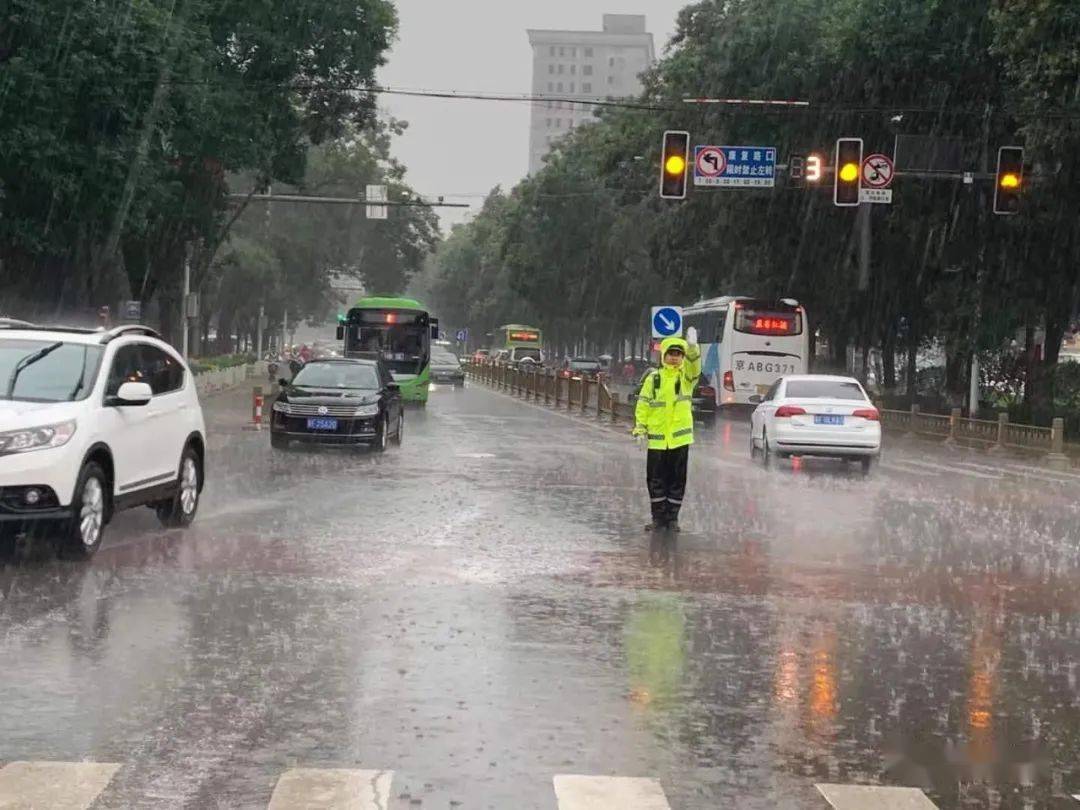 涿州公安雨中執勤 全力以赴守護平安