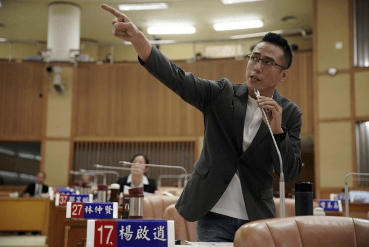 三年前,一起挟持案中,杨启逍被歹徒作为人质,而当时救了他,导致自己