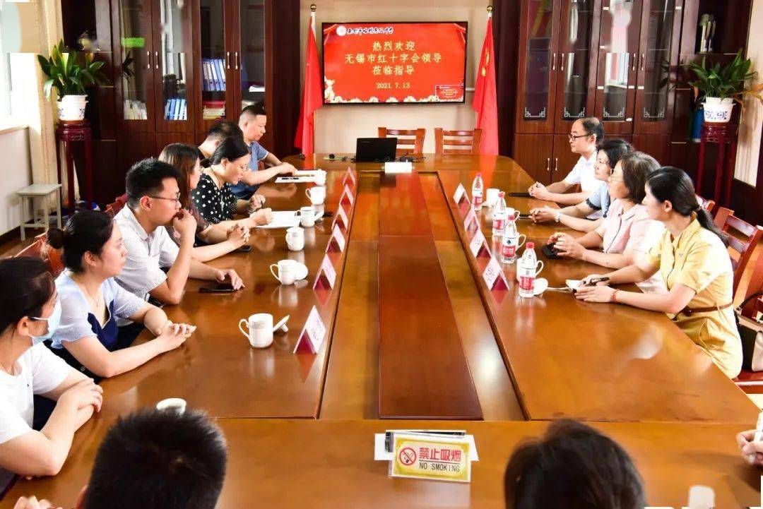 陆晓红,惠山区红十字会常务副会长严红兴,惠山区红十字会秘书长朱晓军