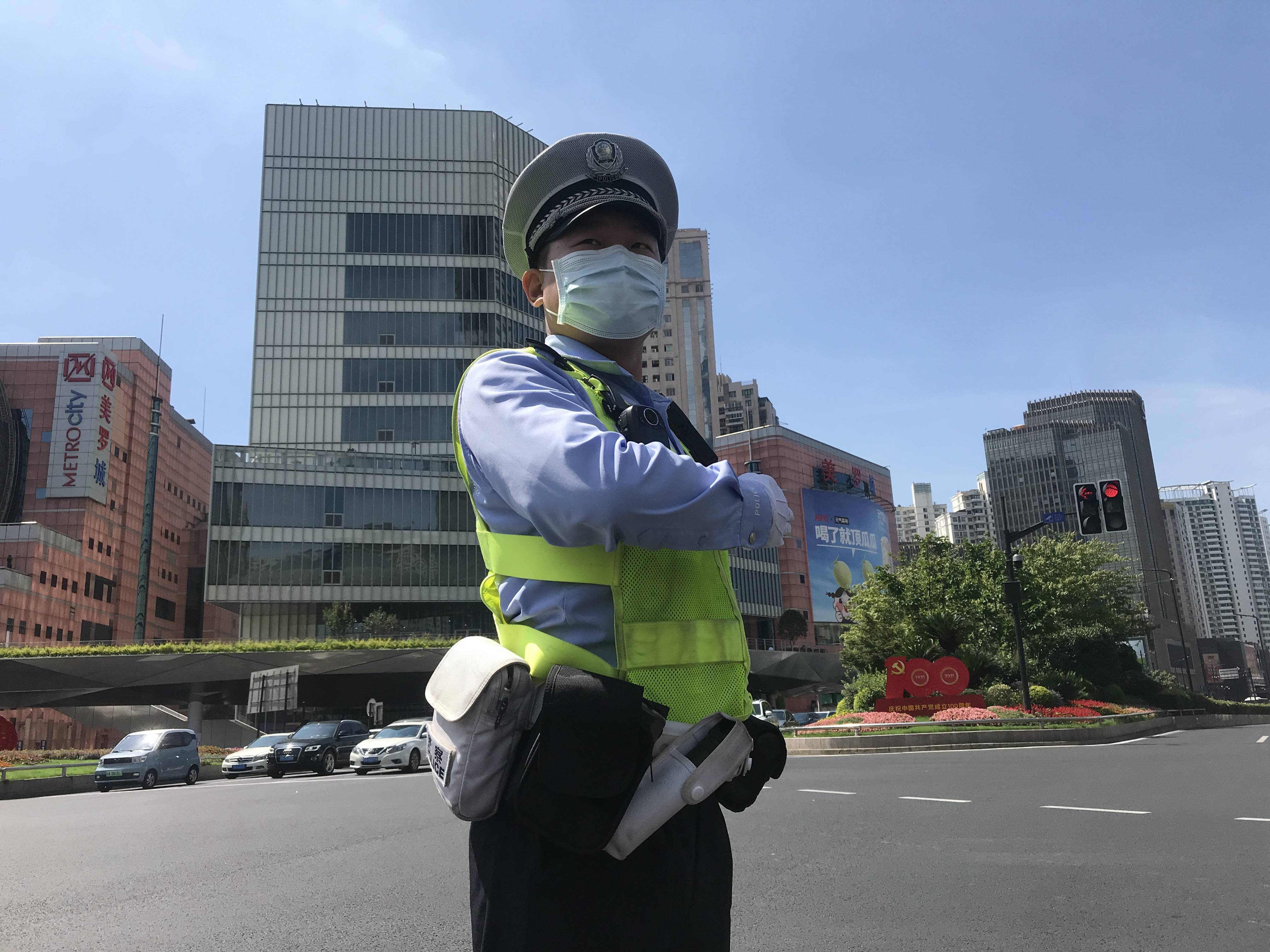 天热大"烤"| 从"焦"警到"浇"警,他们在最"烤"验的地方维护城市畅通