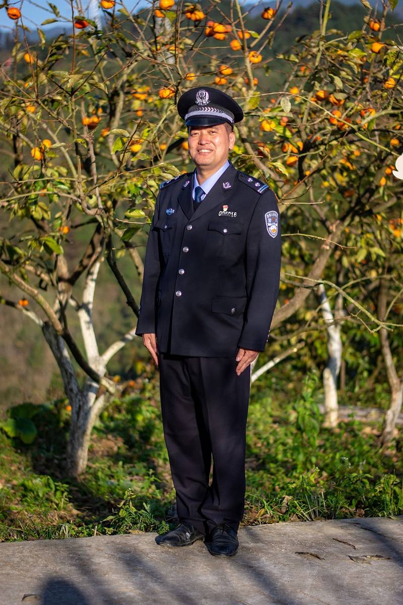 驻村第一书记警官任明洪带领西山村脱贫致富