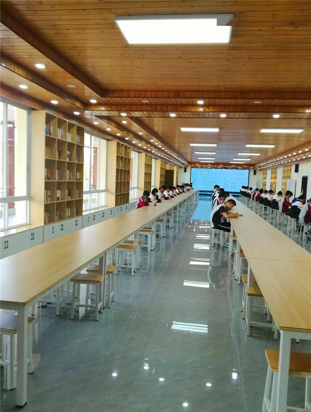 雅安市强项双语中学倾情倾力教好每一位学生