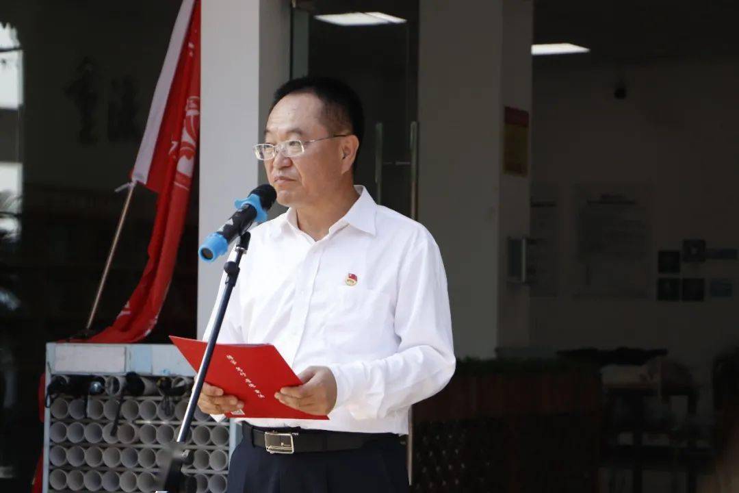 校党委副书记吴钰鸿向全体师生队员作动员讲话,要求西政青年在 "三