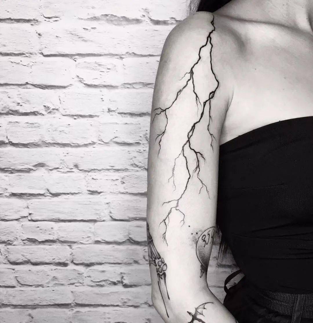 轰隆隆的雷电纹身