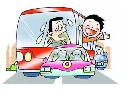 乘车时不怀抱孩子或让其坐副驾驶座不少家长在带孩子开车出游时,没有