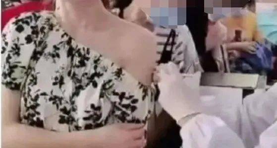 图片|“露胸式打疫苗”爆火！求这些网红别再拿疫情博眼球了！
