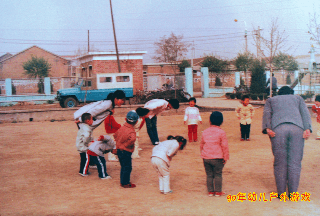 1990年沿河乡中心幼儿园教师组织幼儿排队到户外做游戏