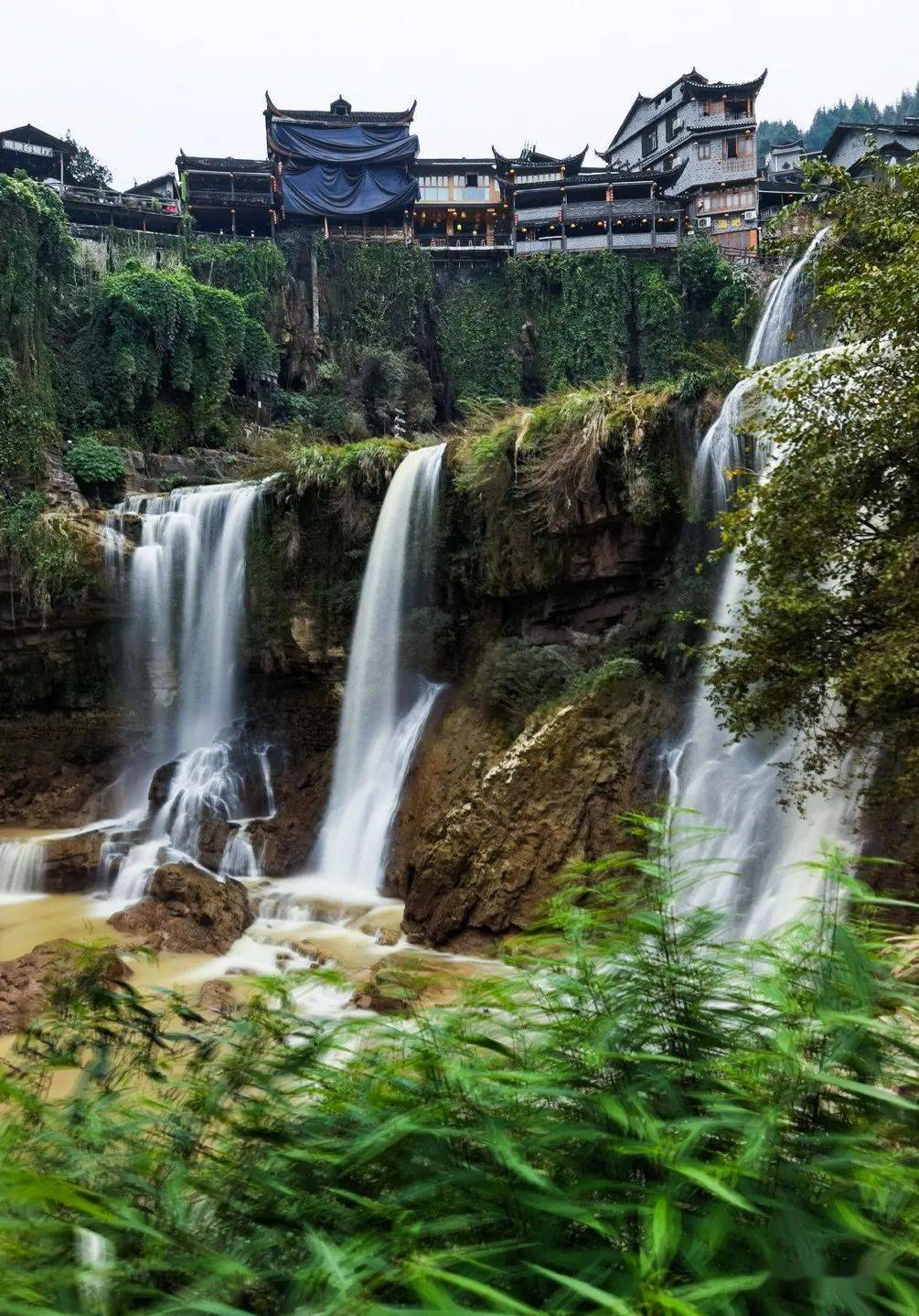 芙蓉镇挂在瀑布上的古镇