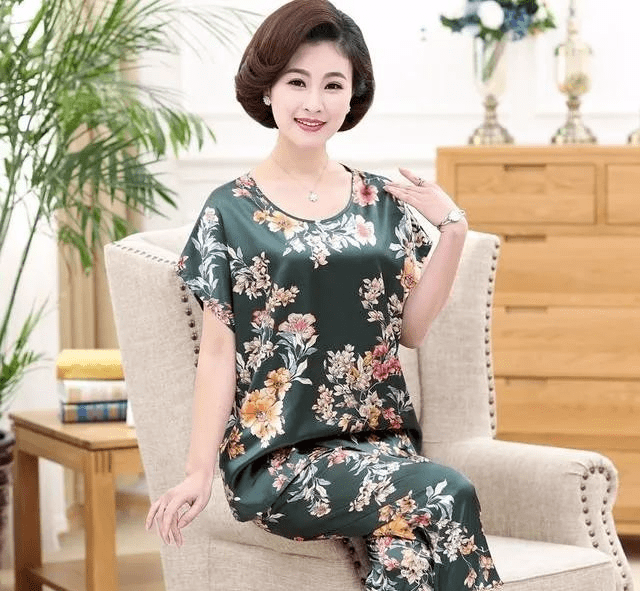 时尚妈妈穿搭中年妈妈装 837e14ca106440acb5907861a5100230.png