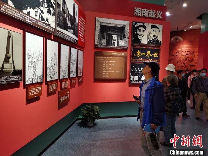 游客在湖南党史陈列馆参观.