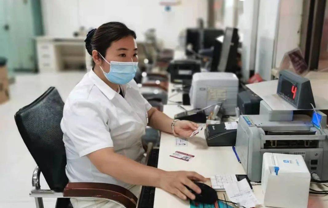 助人为乐的热心姐姐新乡医学院第一附属医院门诊收费员.刘洋