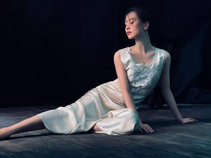 黑色|刘诗诗包身长裙女人味十足 黑色麻花辫化身酷girl现反转魅力