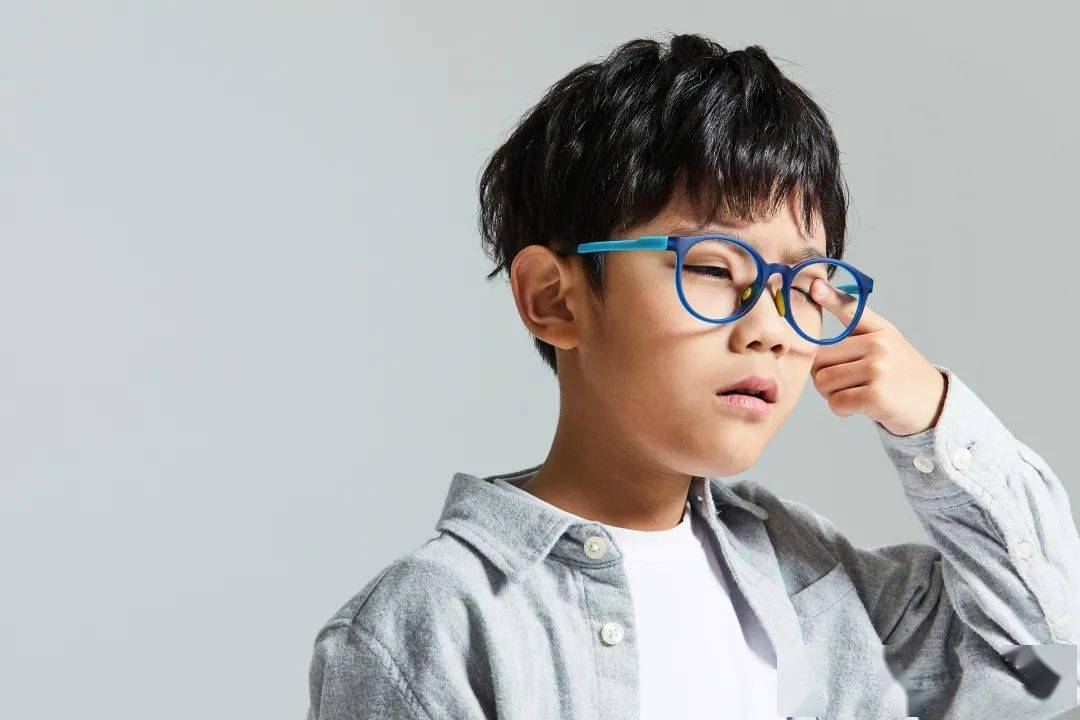 看视频玩手游网上冲浪暑期警惕孩子患上干眼症