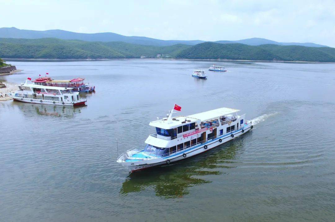 【龙头新闻·黑龙江日报】镜泊湖世界地质公园 游人尽享清凉夏日