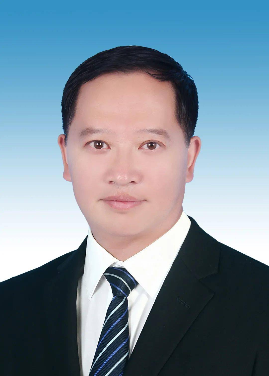 郑锦当选为富宁县人民政府县长