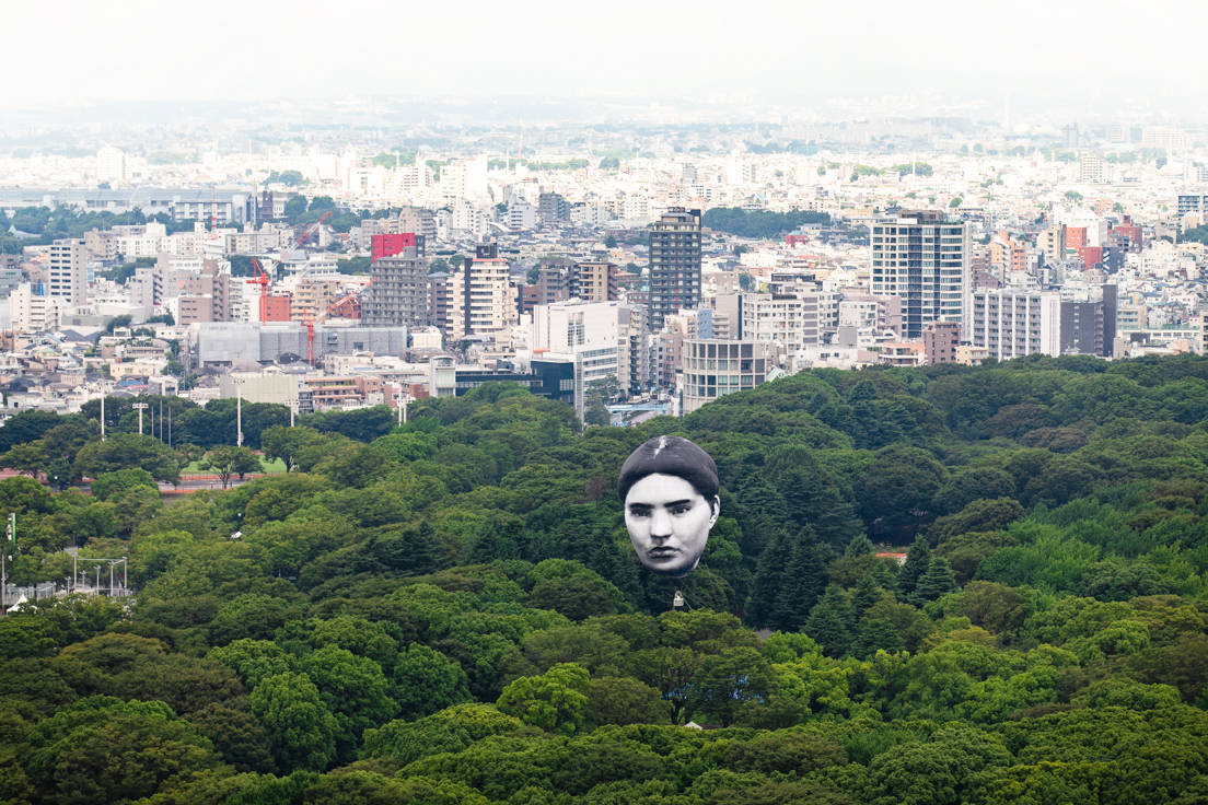 艺术|奥运前的东京上空，好大一张脸！