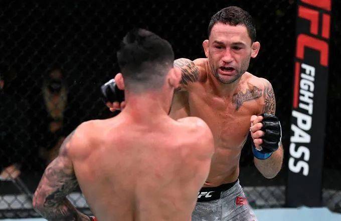 com前ufc轻量级冠军"松鼠"弗兰基-埃德加(24-9-1)在选择降重到羽量级