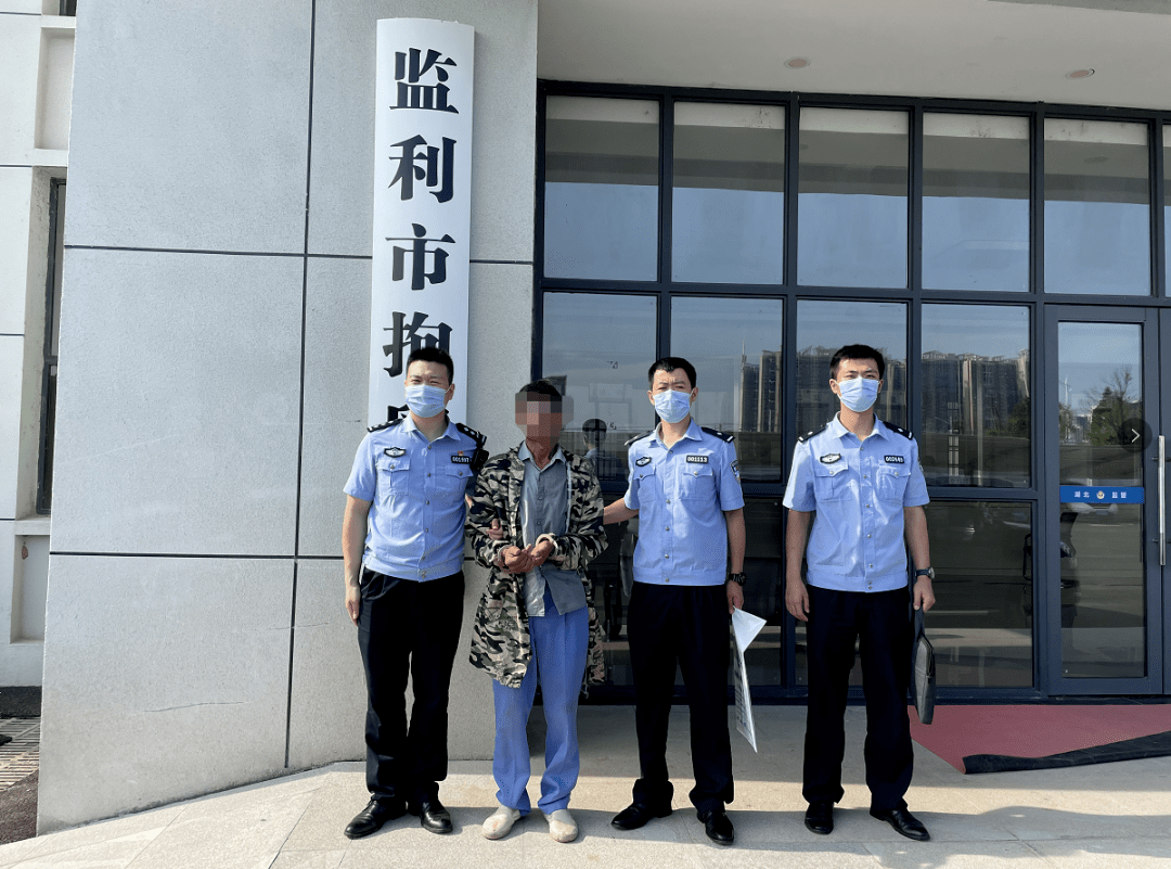 胆大监利一男子在民主路一单位门前被抓