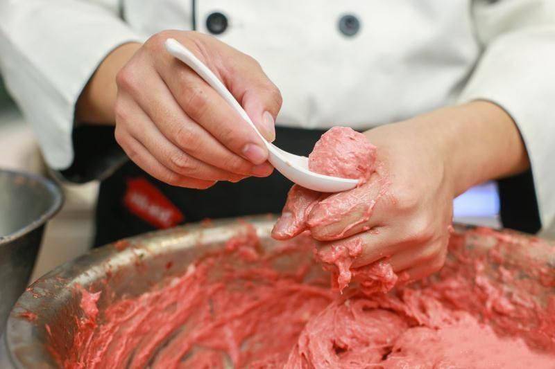 弹性十足的"潮汕牛肉丸",都是用手工捶打的吗?别再被商家骗了_手打