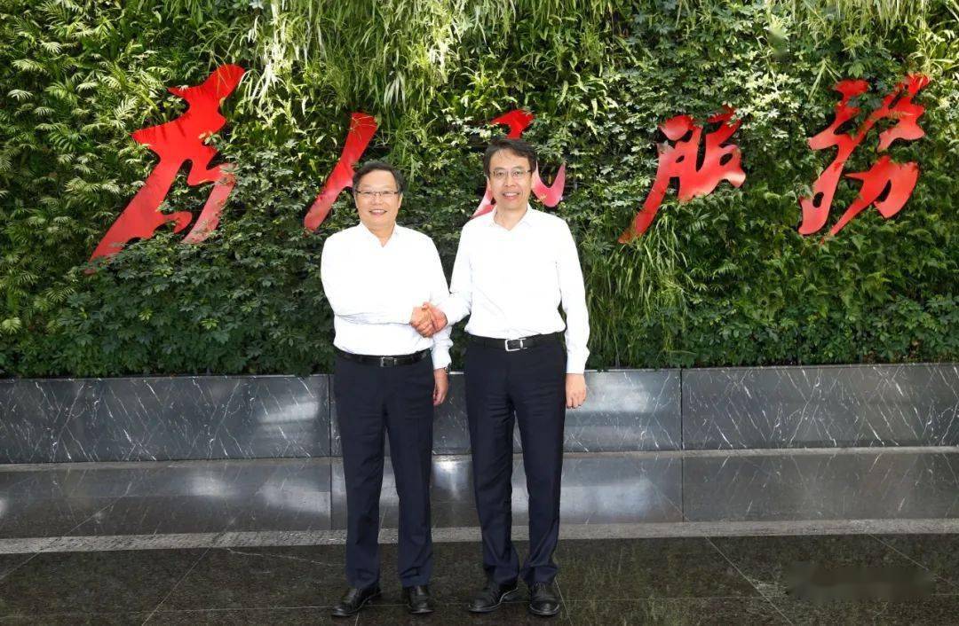 省委组织部副部长,省委"两新"工委书记周为号宣读省委有关决定.