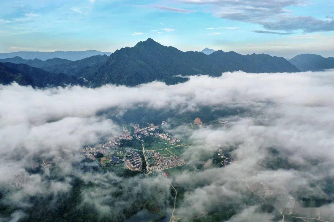 航拍江西九江庐山西海 日出东方云海翻腾