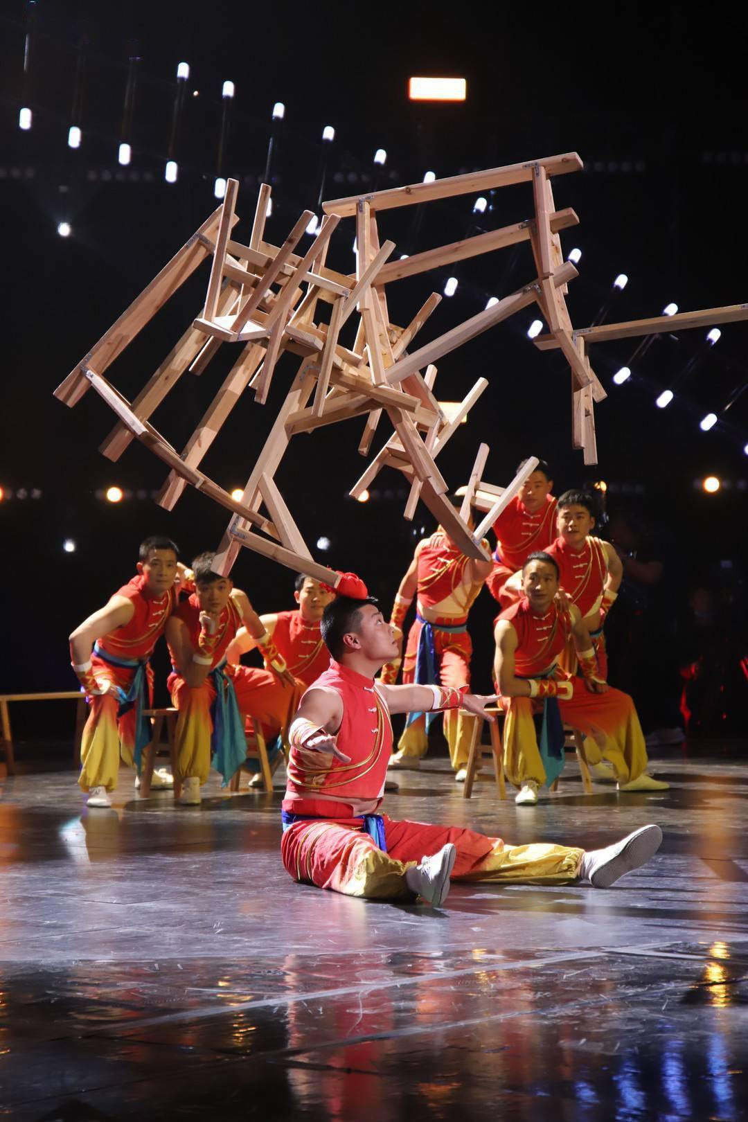 这个周末央视首播"自贡杂技"头顶三十根板凳拼出"中国龙"