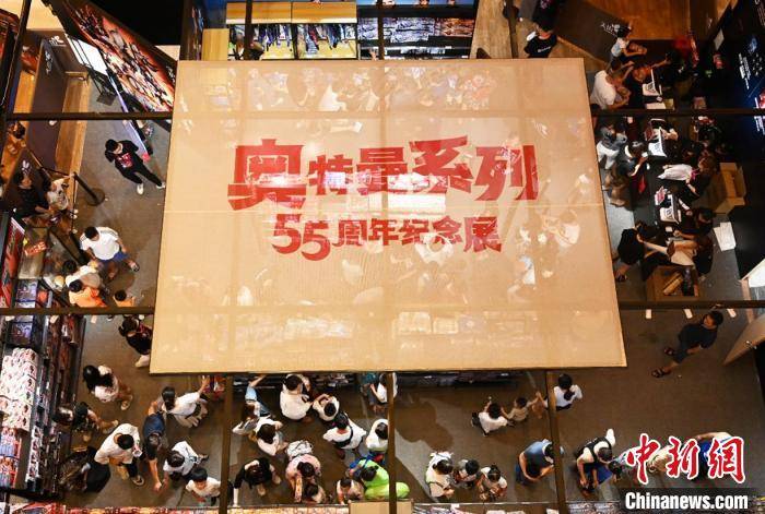 泰迦|奥特曼“对战”雕塑群亮相重庆商圈