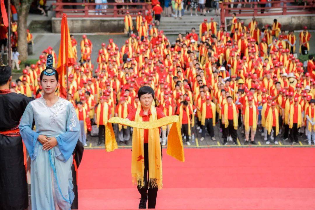 敬上高香丁侠胜先生浙江晨龙锯床股份有限公司总经理在洪亮锣鼓声中