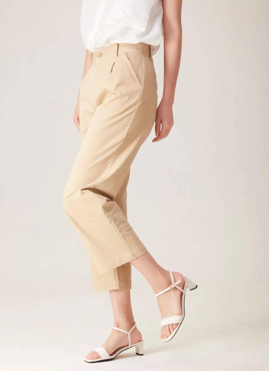 材质|清凉穿搭的灵魂单品：编织羊皮凉鞋，瞬间“拔”高气质