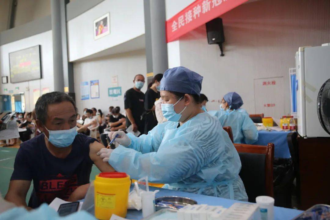 自7月14日开始,古林镇卫生院在文体中心临时接种点开启了夜间接种服务