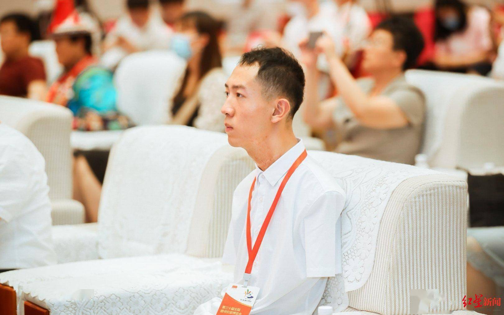 用双脚书写人生四川无臂青年彭超入选全国十大读书人物已考上同济大学