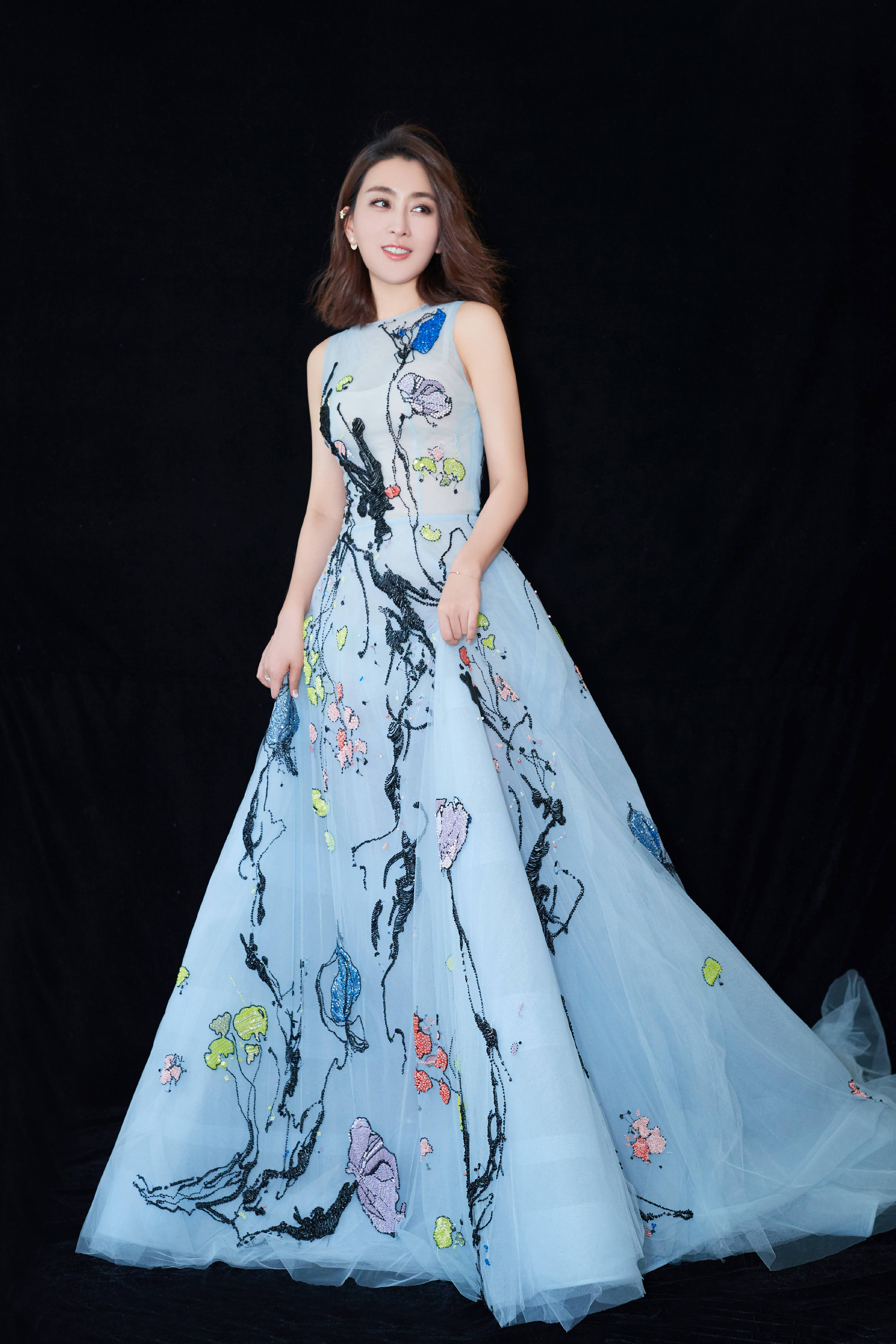 马苏出席活动,好好的衬衫非要剪开穿,裙子好像浴巾围上的!