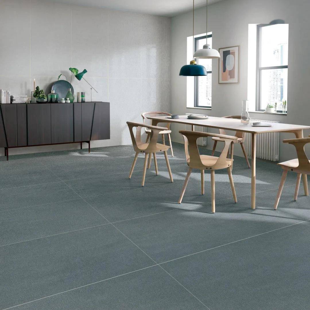 浪漫温馨的美食空间,灰蓝色的"素罗莎"散发浓郁的浪