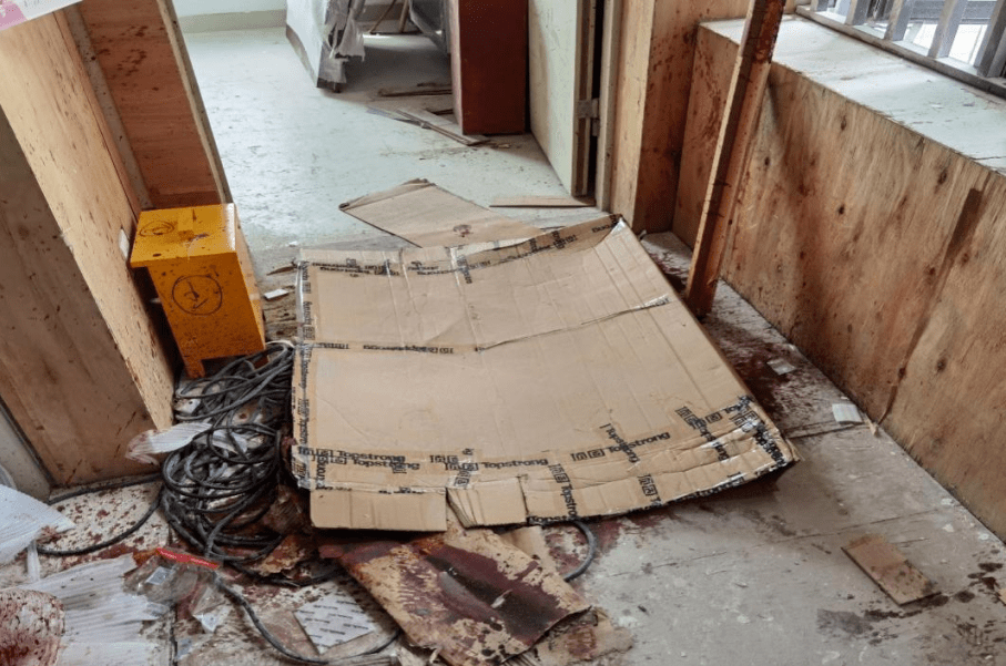 近日某员工使用角磨机切割物件,不慎脱手弹飞,直接切到脖子!