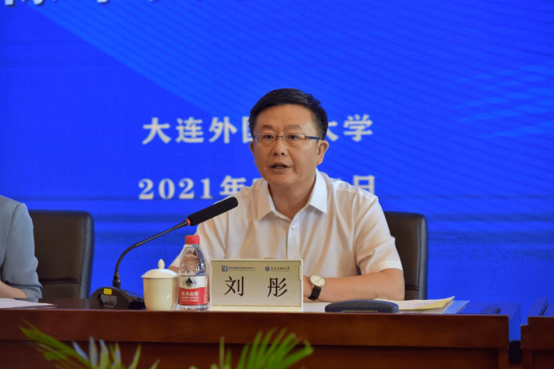 辽宁省教育厅国际交流合作处处长刘彤首先致辞.