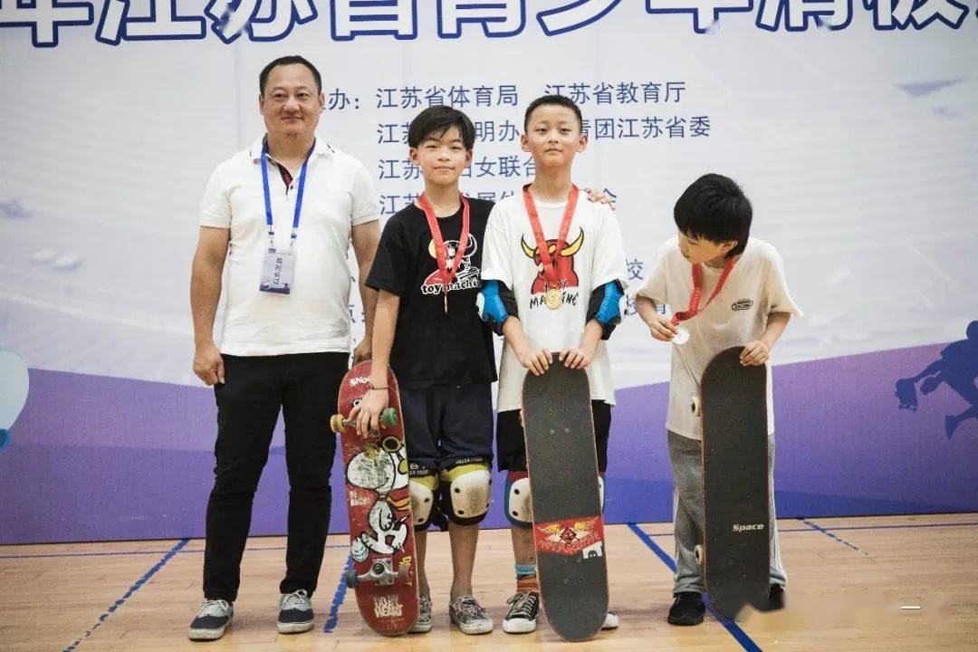 苏州滑板队陈尚恒取得男子9-10岁组u池亚军,街式第五苏州滑板队瞿小意