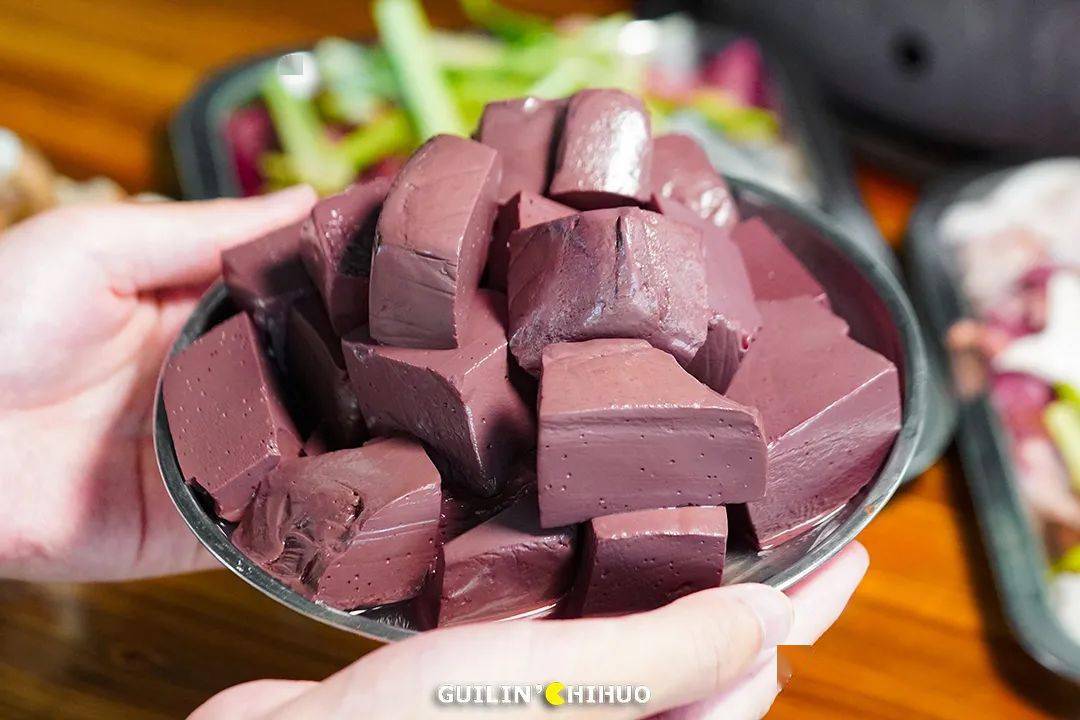 牛血下锅后一定得时刻注意,别煮太老,否则就吃不到那口鲜嫩了,舀的