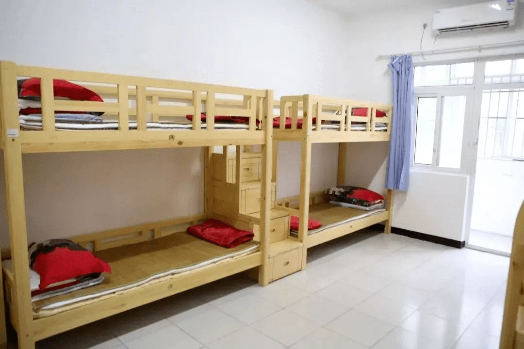 学校不强制住宿;一般情况下可以住校的,宿舍有阳台,卫生间,洗漱间