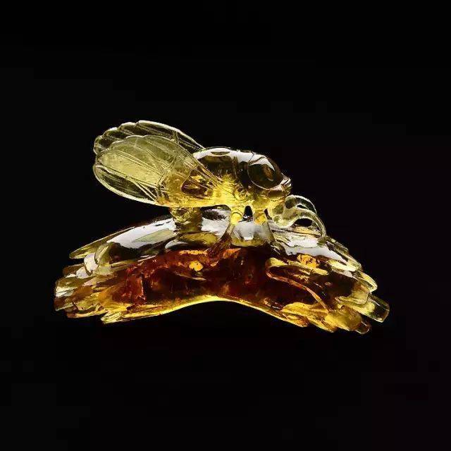 琥珀枕头来摄取芳香.