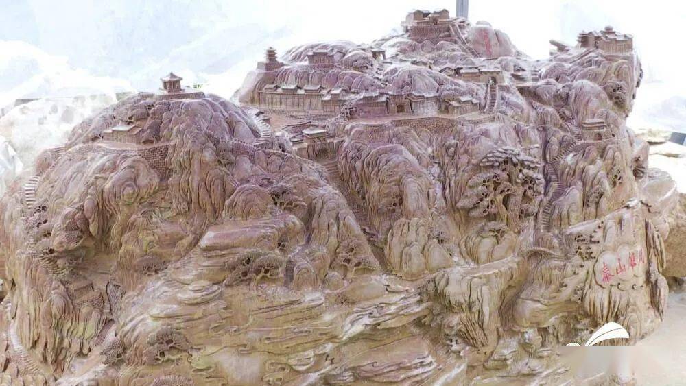 为了将泰山上的景点一一呈现,叶俊森精心设计,镂空雕,浮雕,立体雕相