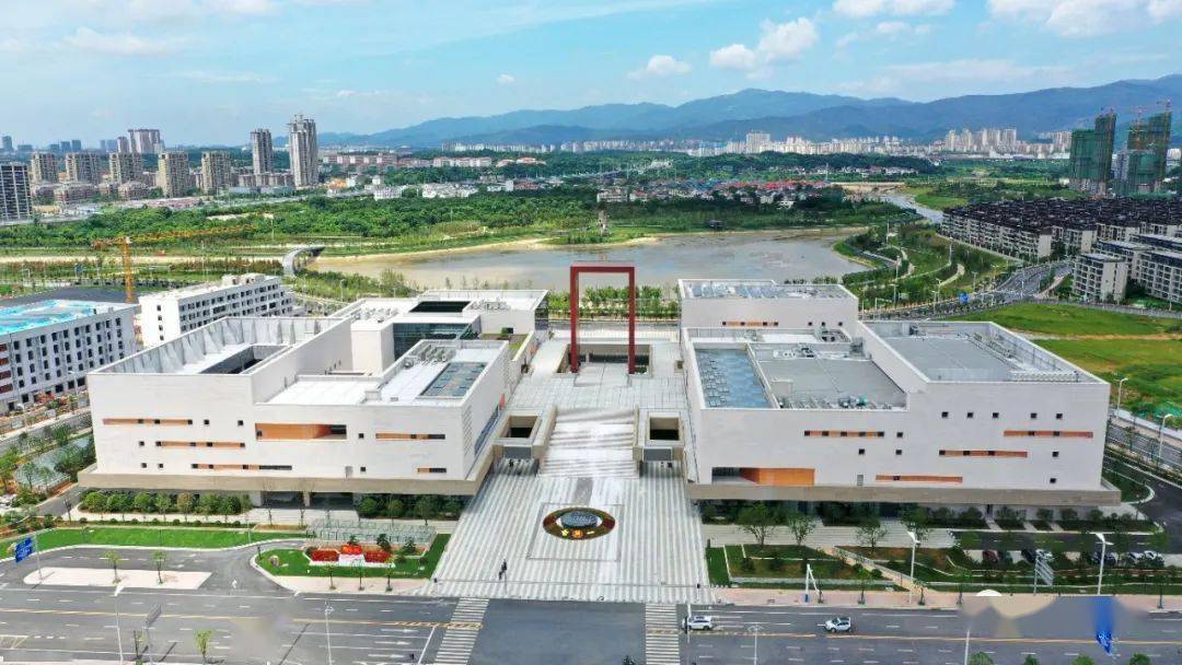 一键美颜蓝天白云下的新建区