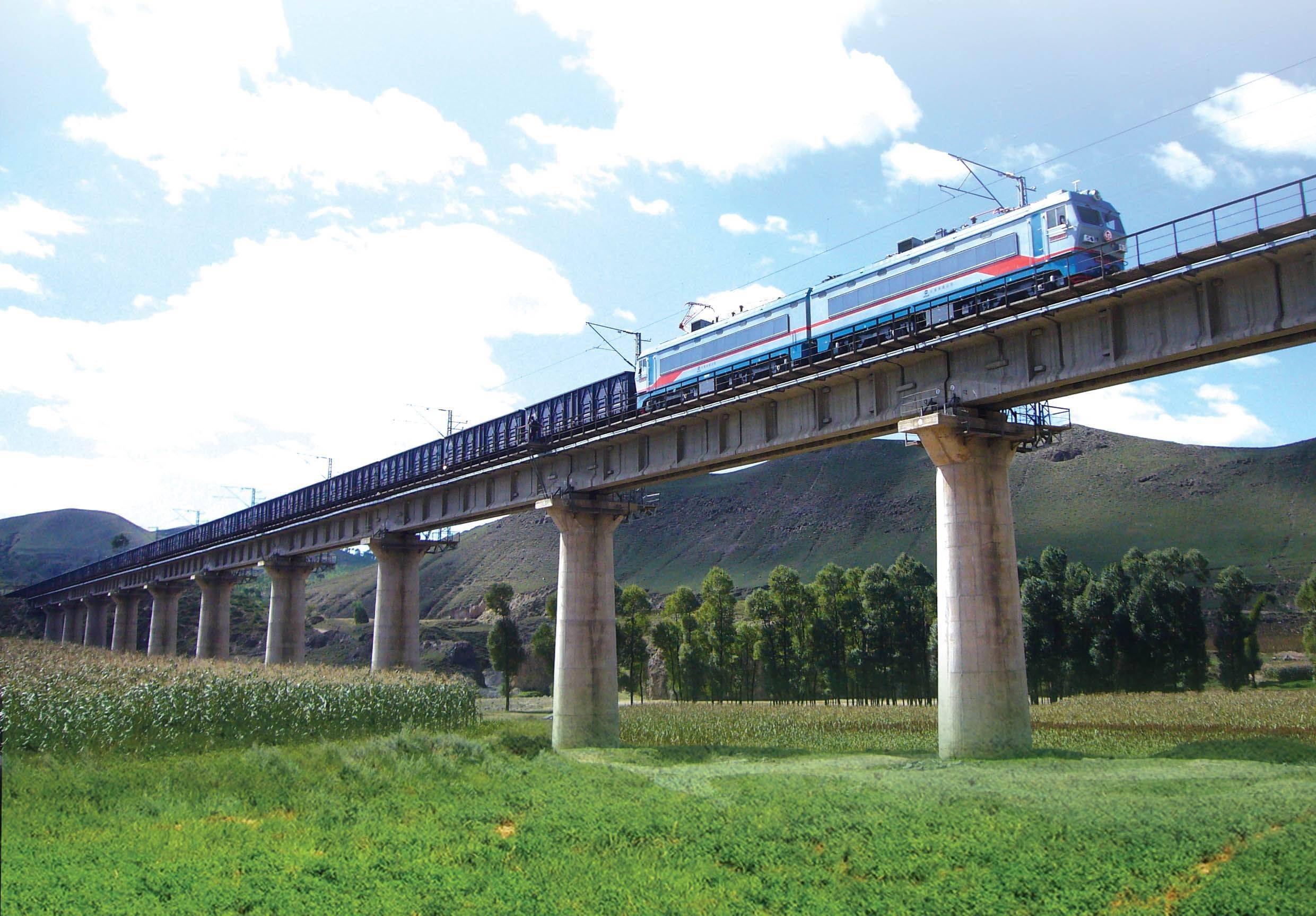 每日,当小镇还在沉睡时,拉煤的火车便已从横贯东西的铁路上驶过.