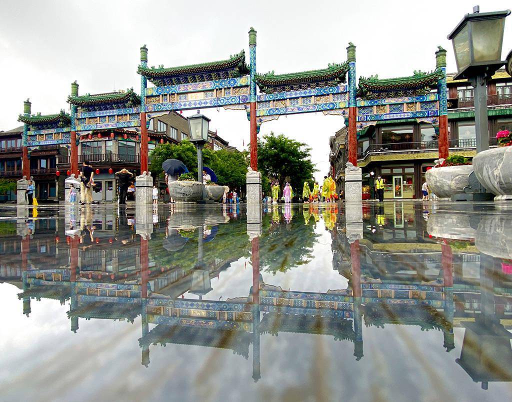 北京雨后古建筑群倒影空间感十足