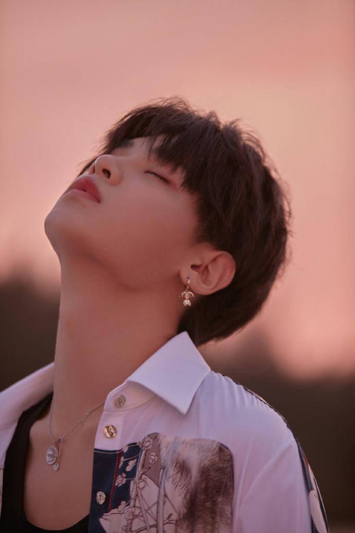 黄明昊《u》mv预告大片发布 心思已经和少年一起前往海边