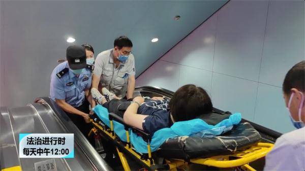 北京地铁内一女乘客突然倒地昏迷,关键时刻民警及时赶到