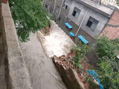 河南省伊川县全力奋战抗洪救灾