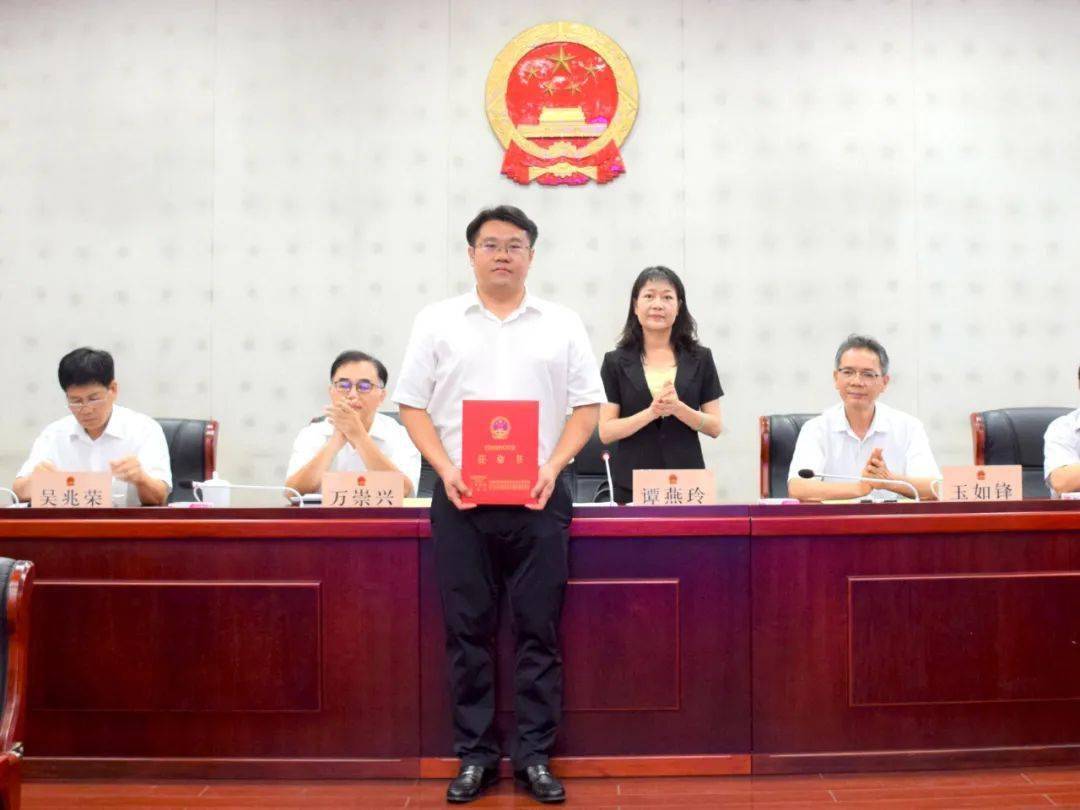 表决通过了有关人事任免事项,任命冯江华同志为崇左市乡村振兴局局长