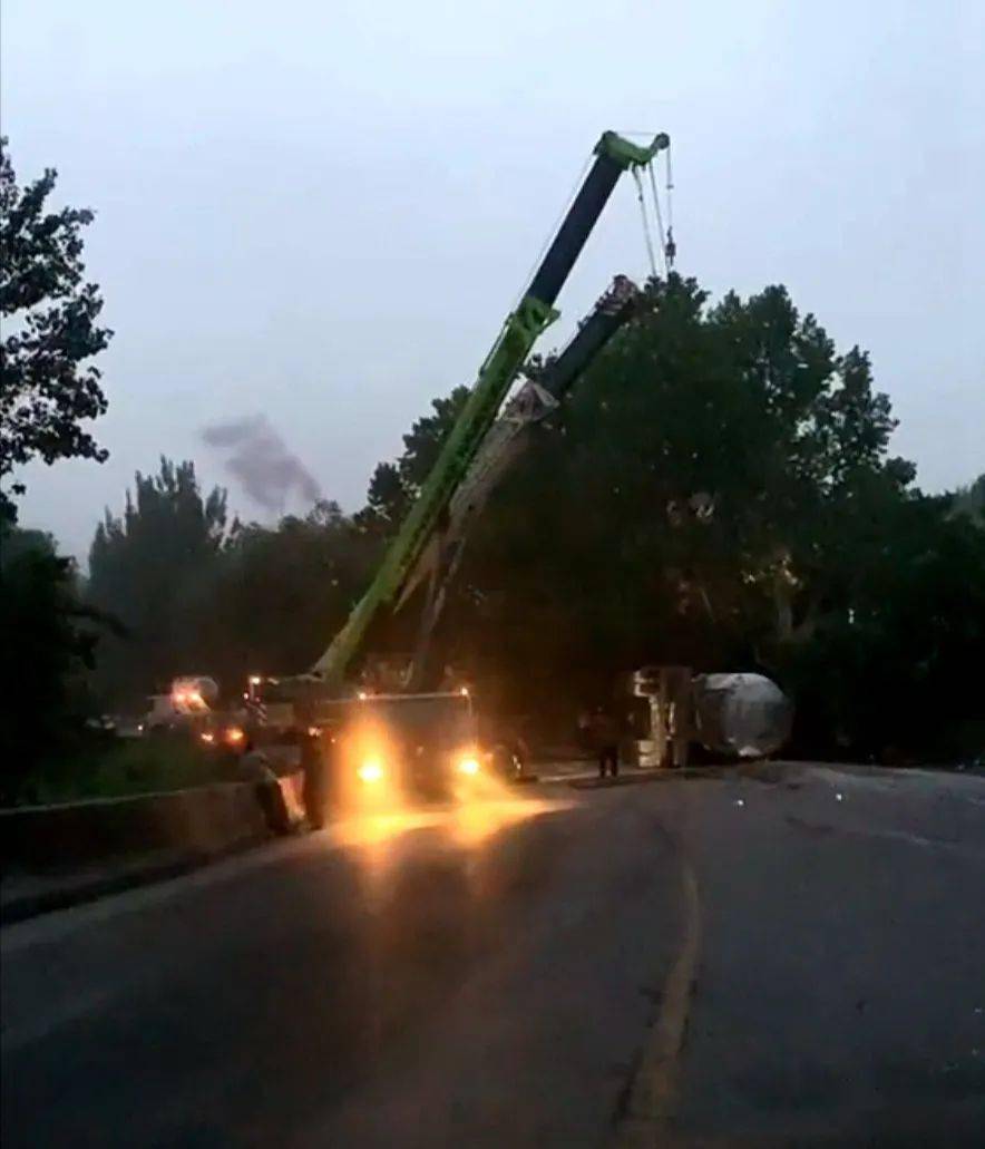 【突发】井陉两起车祸现场!转发提醒!注意安全!