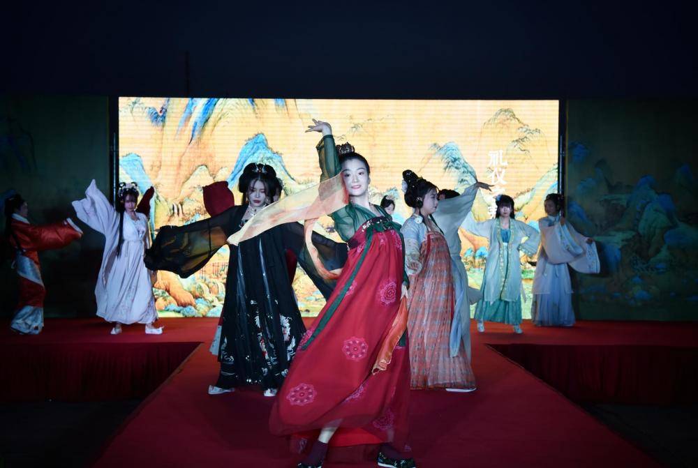 廊坊首届荷花汉服文化节在御龙河公园开幕